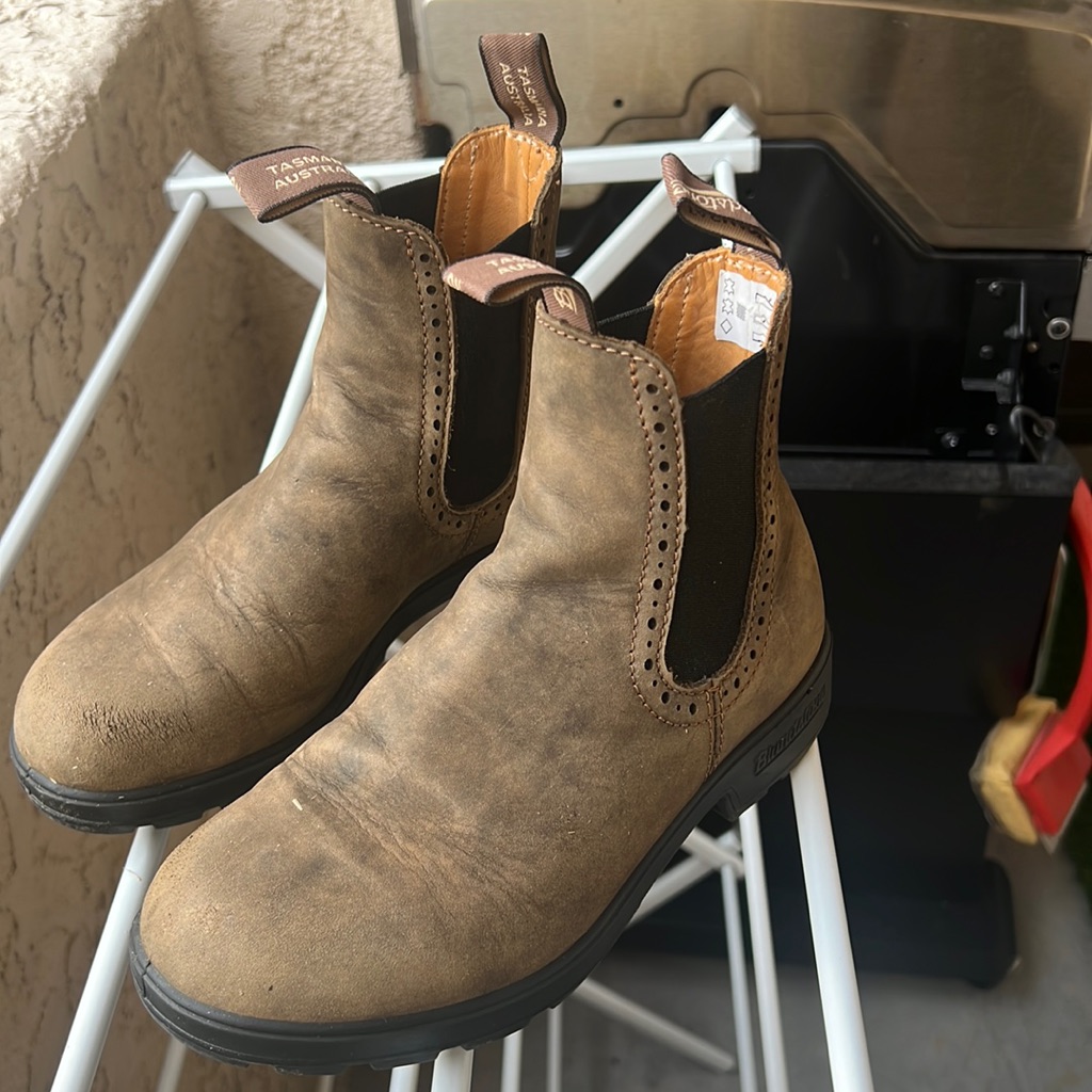 Almost Like New Blundstones. Slight Scuff On The Front Right Toe Area!